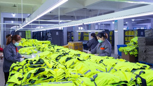 從樣品到成品，揭秘執(zhí)勤棉服定制全過(guò)程！