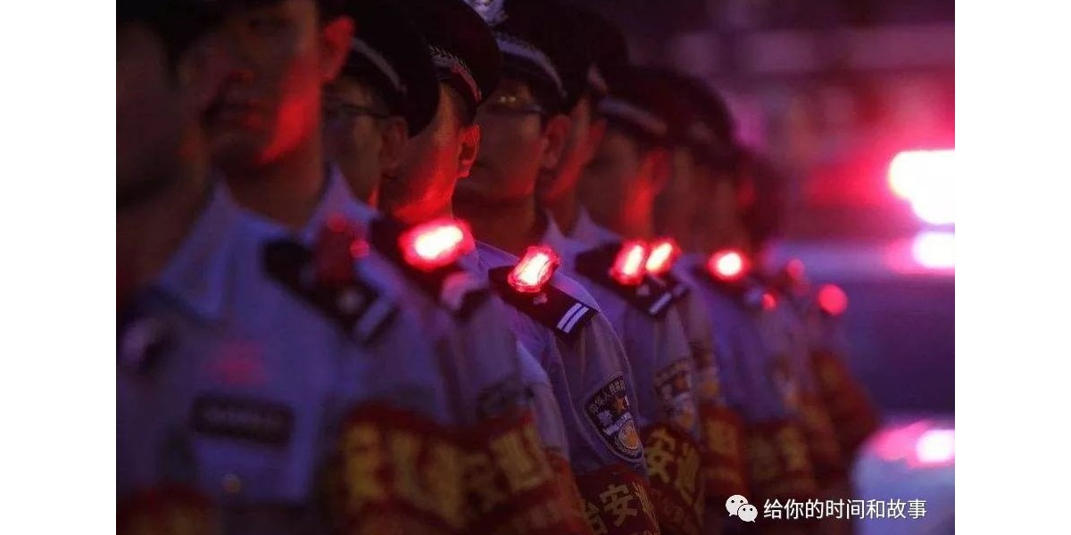 夜間出警、巡邏必備裝備之一 肩燈